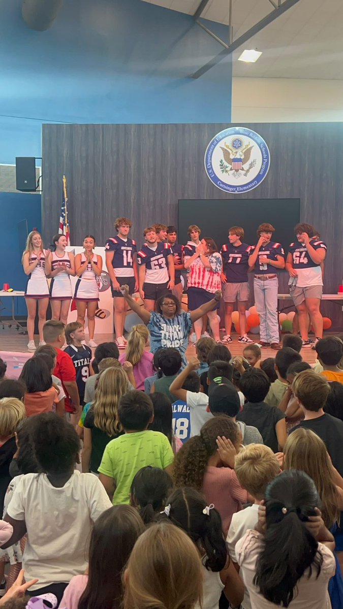 Cen10titans's tweet image. We love to see our @Cen10_Cheer and @Cen10TitansFB giving back to the #TitanNation Community @CurtsingerElem !! #Cen10Titans #TinyTitans