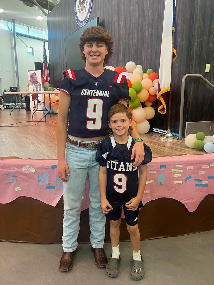 Cen10titans's tweet image. We love to see our @Cen10_Cheer and @Cen10TitansFB giving back to the #TitanNation Community @CurtsingerElem !! #Cen10Titans #TinyTitans