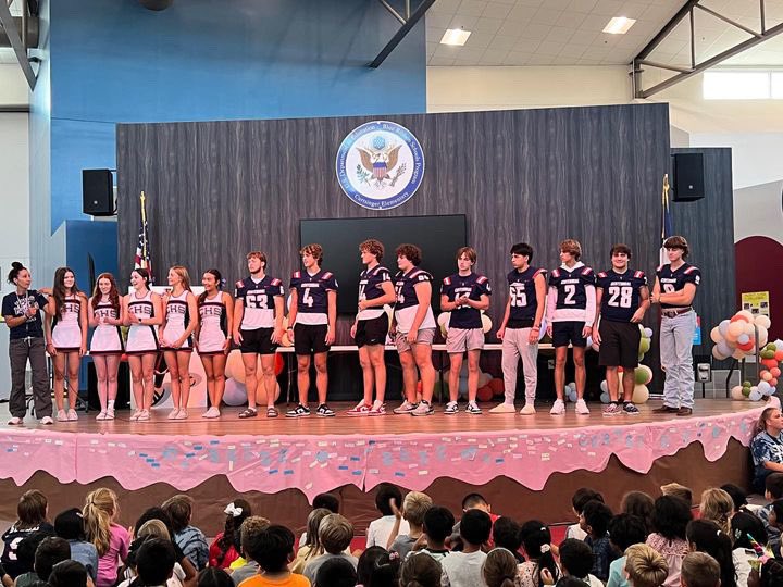 Cen10titans's tweet image. We love to see our @Cen10_Cheer and @Cen10TitansFB giving back to the #TitanNation Community @CurtsingerElem !! #Cen10Titans #TinyTitans