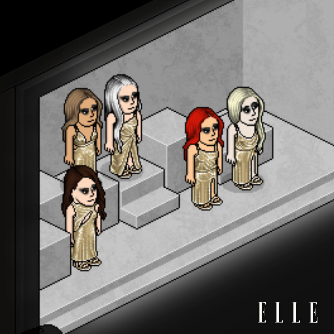 Para marcar vinte anos desde a morte de Gianni, Donatella prestou homenagem ao talento de seu irmão reunindo as femmes fatales cujas carreiras ele impulsionou à superestrela durante os anos 90. As supermodelos atemporais incluíam Devanna, Blaira, Bartollomé, Khloé e Assia Alietti