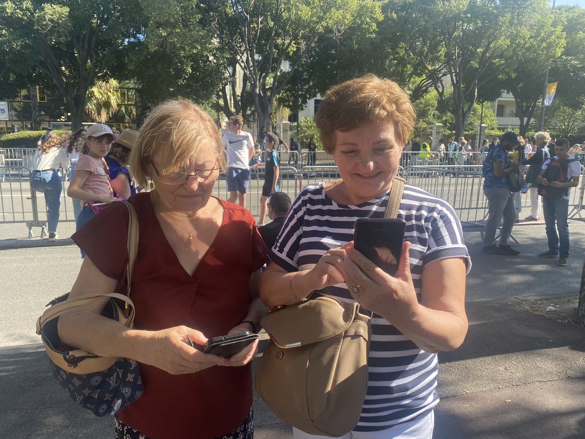Eva et Valeria, deux catholiques Hongroises installées à #Marseille, revivent avec émotion sur leur smartphone le passage du #papeFrancois. « Il y avait des têtes et des téléphones dans tous les sens, mais on l’a ! » <a href="/OuestFrance/">Ouest-France</a> #papeÀMarseille
