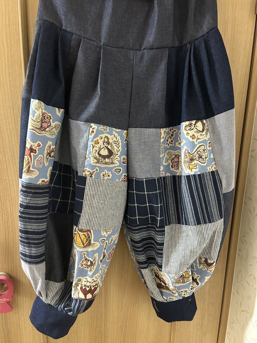 uranusinoshop's tweet photo. #ハンドメイド好きさんと繋がりたい #ハンドメイド好きな人と繋がりたい #ハンドメイド作家さんと繋がりたい #ハンドメイド #手作り #ミシン初心者 #サルエル　#世界に一つだけの服 #ハギレ活用 

そーいえばズボン作ってみたんです〜

子宮内膜症と戦い中で中々創作が捗りません😭

のんびり生きます https://t.co/kzWPG9lPlF