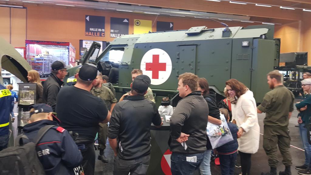 milkdo_ooe's tweet photo. #Bundesheer informiert bei der #Rettermesse in #Wels über Karrierechancen (Lehre u. Beruf) sowie Aufgabenfelder ABC-, San-, Retten und Bergen und Trinkwasseraufbereitung. https://t.co/QLIVMsoPrW
