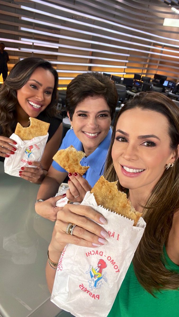 salcylima's tweet photo. Esse trio ama um pastelzinho.  ☺️#FalaBrasil https://t.co/X7EGor1Mnm