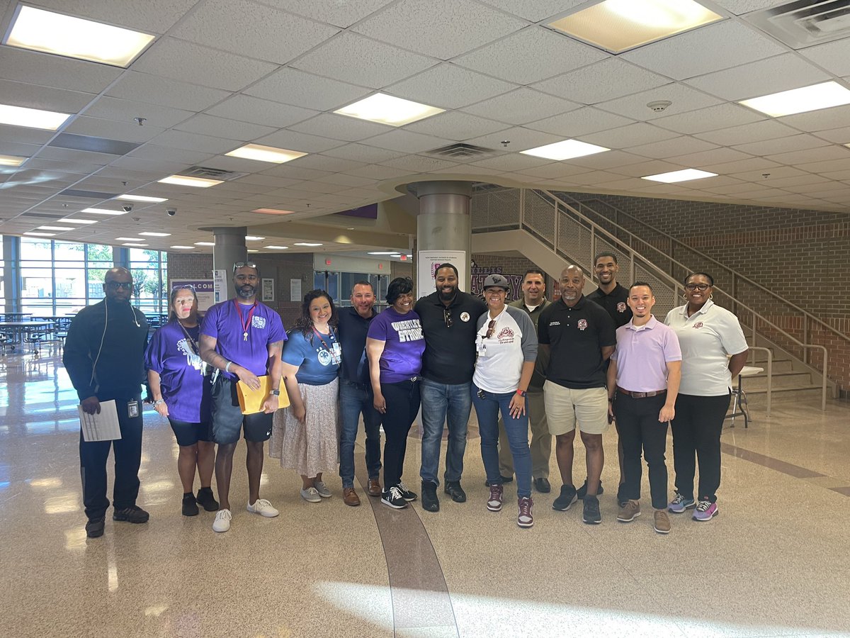 Wheatley HS feeder community Walks taking place this morning to connect with our kids who have yet to enroll. @DanielSolizj @Dr_JDavila @DrLMartinezHISD @HISDCentral