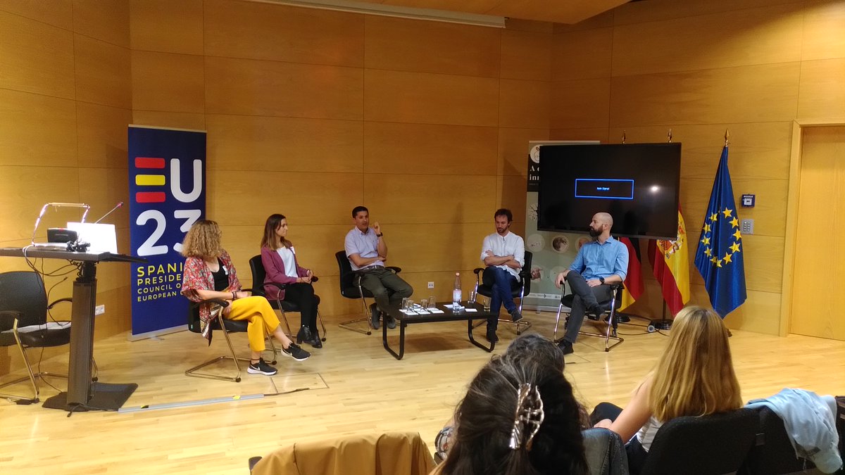 Mesa 'cuadrada' con los ponentes de ingeniería e inteligencia artificial y las moderadoras Teresa Rincón y Begoña Rojas #10thAnniversaryCERFA