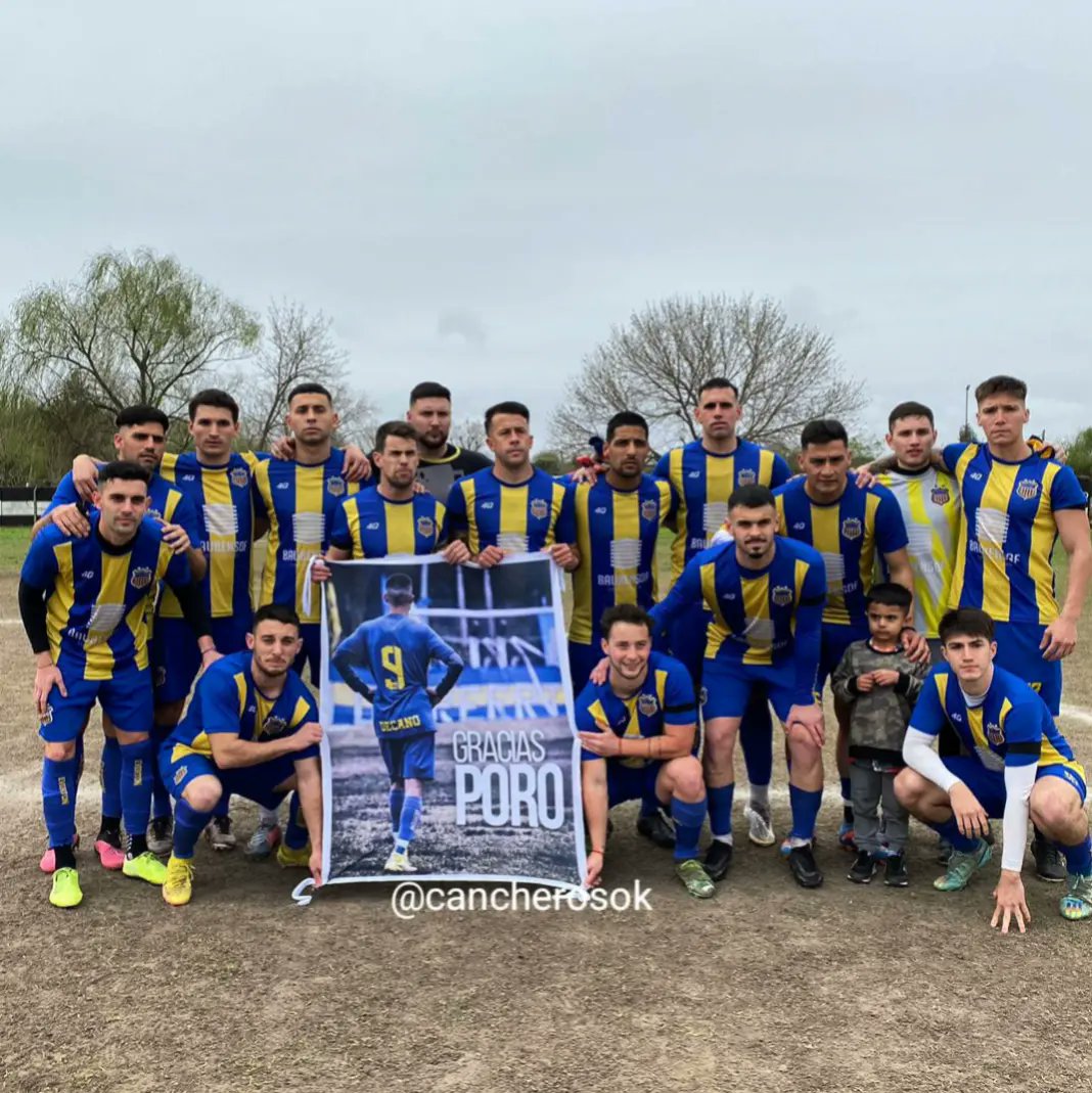 #LigaA #Fecha1 | En el inicio del Clausura, <a href="/EvertonLaPlata/">Everton La Plata</a> salió a la cancha con una bandera con la foto de "Poroto" Gallardo y la frase: "Gracias Poro", en homenaje al jugador que tras el último partido del Apertura, perdió la vida en un accidente de tránsito.
