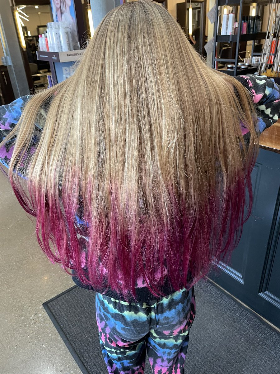 MerdyWorld79's tweet photo. They showed up 25 minutes late & no phone call🤬(I had receptionist call). But did a fun shade so it made up for it!😊 #PinkTips https://t.co/d20WQ9ZOD4