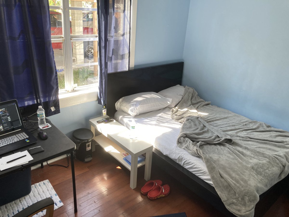 jesafarin's tweet photo. men literally be living like this and see no problem https://t.co/zmLkodRY4o