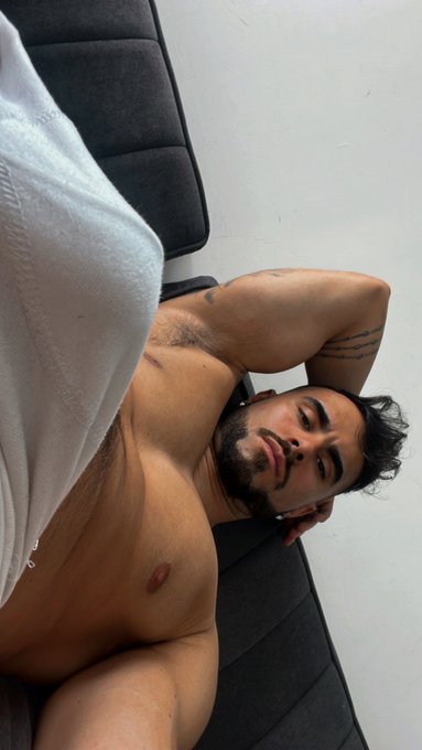 Acabo de despertarme… tu, qué haces? https://t.co/3MIOB8w158 https://t.co/RPwmWoN8bZ