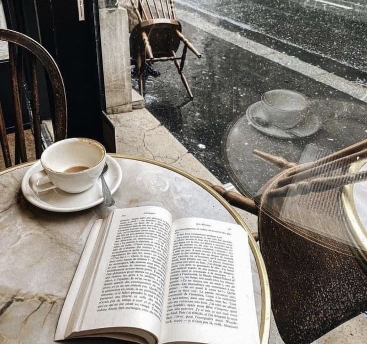 moontides_'s tweet photo. Reading books while its raining outside 📖💭 https://t.co/4JmxTNBsHm