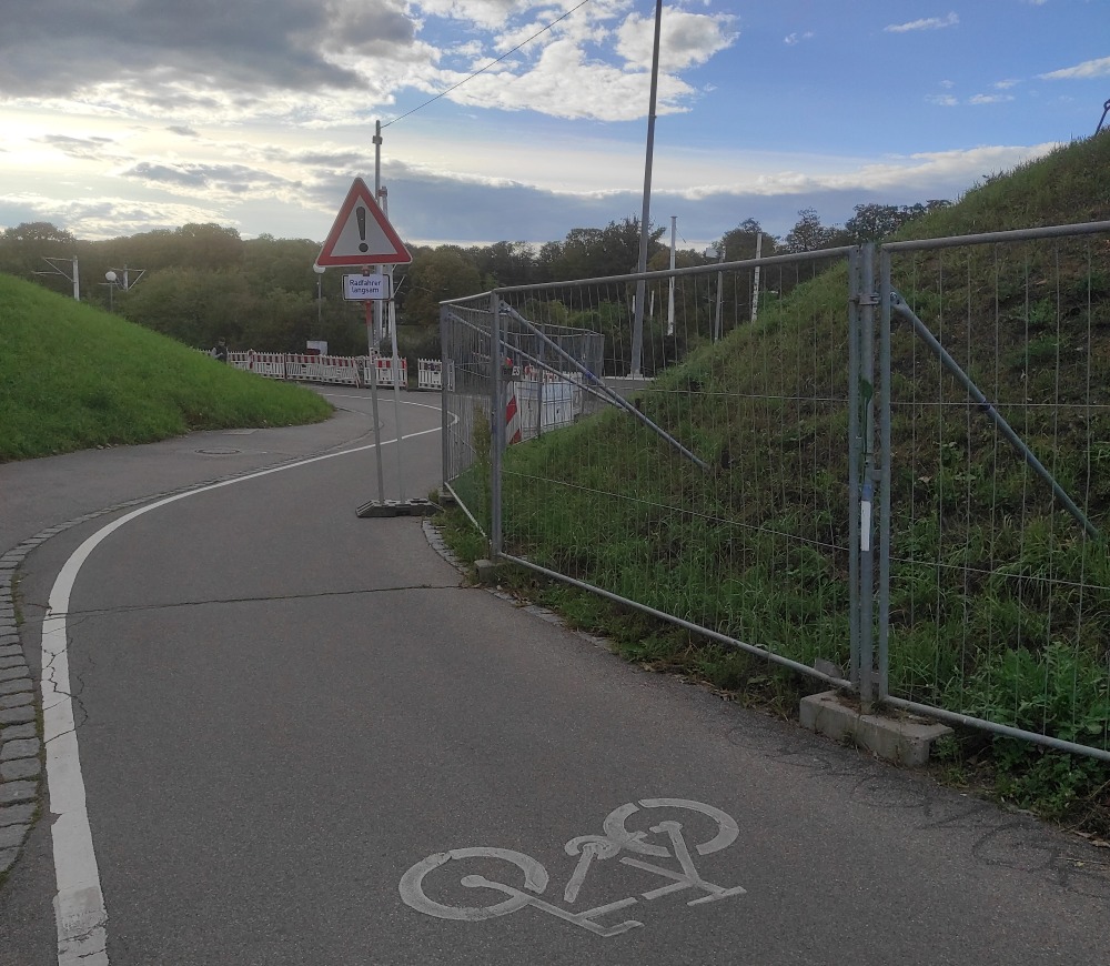die Stadt Stuttgart schildert wieder 'Radfahrer langsam' auf der Hauptradroute 1 aus. Für wenige Meter - ohne dass dort irgendein Grund dafür ersichtlich ist. Außer natürlich ihr Hass auf den Radverkehr. Und natürlich stellt sie das Schild störend auf diese Radspur, was sonst?