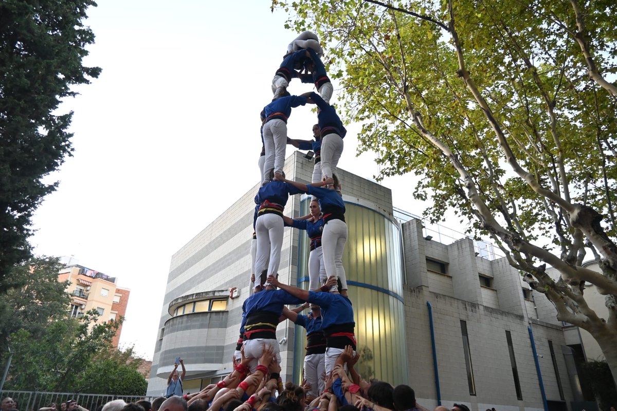 Cargolins's tweet photo. Aquesta tarda a la Prediada de Festa Major d'#Esplugues hem descarregat 2pd4, 4d7 amb agulla, 5d7, 4d7 i el pilar de 5. Demà més!

Gràcies a @capgiratscdv i @CastellersAdroc per l'ajuda a pinyes!

📸 @lidiaesplu

#castells #castellers https://t.co/wjeKkJccns