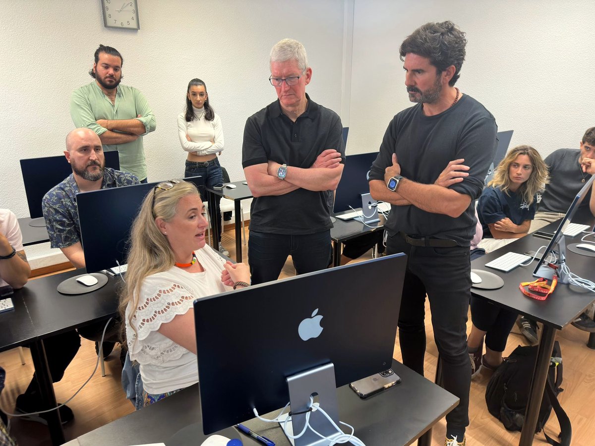 efti_fotografia's tweet photo. ¡¡SÍÍÍ! #TimCook el CEO de @apple ha estado en EFTI!!
Ha podido ver trabajar a nuestros #alumnosefti en una sesión de fotografía de moda con un iPhone y conocer sus trabajos fotográficos y cinematográficos
🤩¡¡TODO UN SUEÑO!!
🙌¡GRACIAS!🙌
▶️https://t.co/1UrX5ybhd6
#timcookceo https://t.co/qWiNL7wNZp
