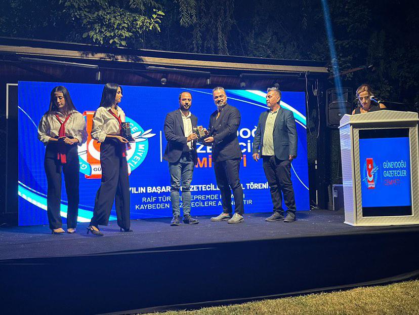 CİZRE'MİZİN GURURU MAHİR YÜKSEL 

Güneydoğu Gazeteciler Cemiyeti 37. Haber Ödülleri Töreni yarışmasında Cizre'li gazeteci Sayın Mahir Yüksel en iyi Kürtçe haber ödülünü aldı  Kendisine Başarılarının devamını diliyoruz

<a href="/mahirojnamevan/">mahir yüksel</a> 
<a href="/CunytOzkaya/">Cüneyt Özkaya 🍂📝🖋️</a> 
@Mahmut_3373 
<a href="/MehdiMutlutv/">Mehdi Mutlu</a>