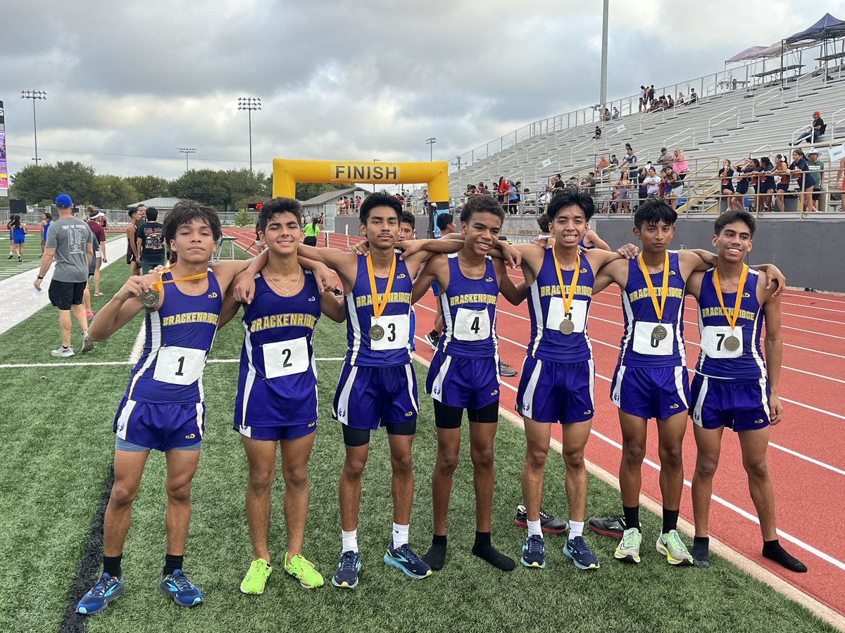 SABrackXC's tweet photo. By Friday afternoon we had a team dinner. 

Oh yeah! You’re wondering about the goals. 

V Boys Win Meet ✅
V Girls Win Meet ✅
JV Boys Top 3 ✅
JV Girls Top 3 ✅

@LillyCalawayMEd 
@SAISDBrackHS @SAISDAthletics https://t.co/4oZh5aac8V