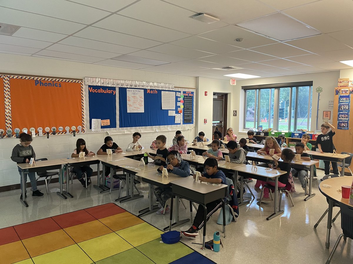 StadleyRough's tweet image. This cutie and her #STRsecondgrade class celebrated her birthday 🥳 with a craft! 🎨 #STRartists