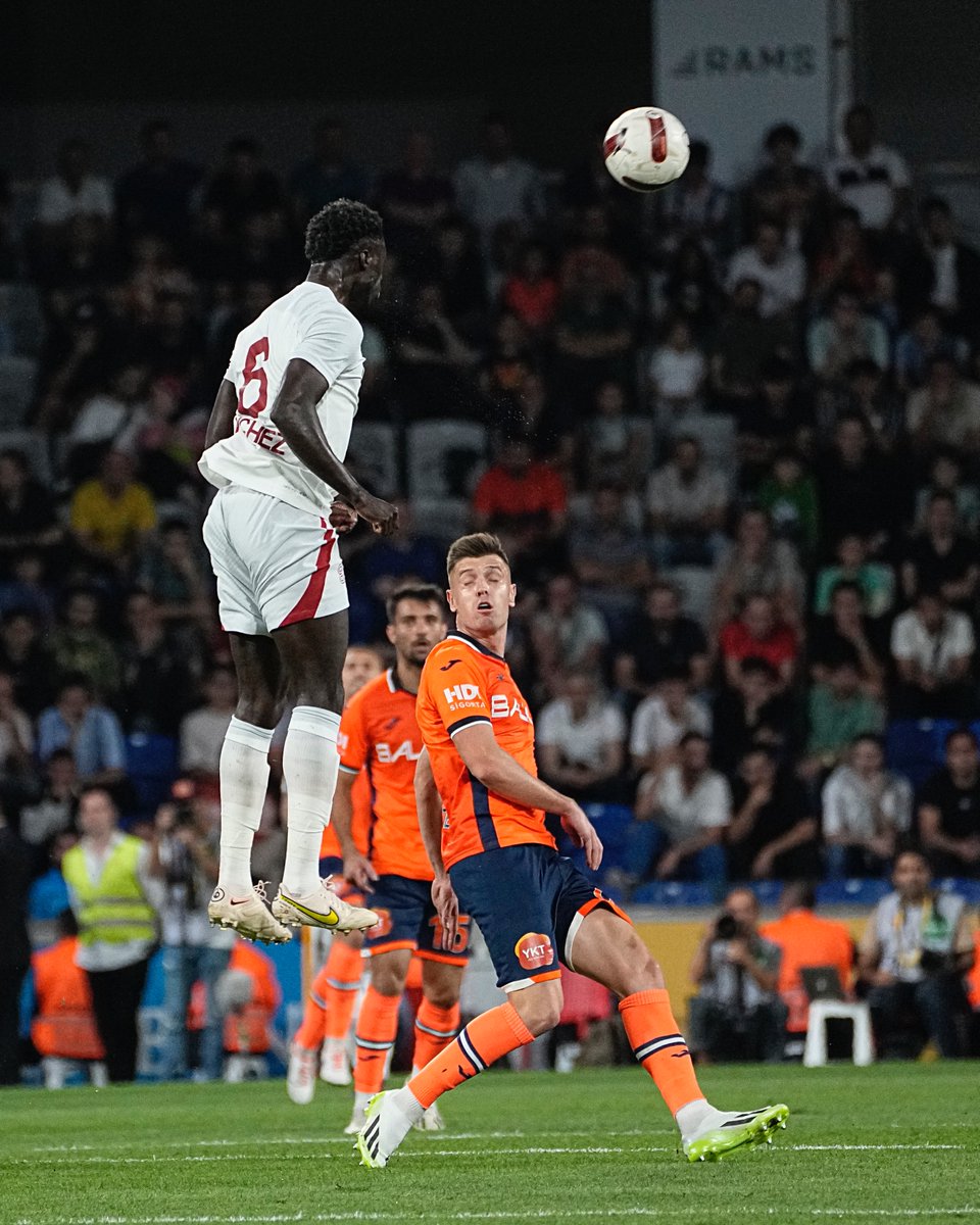 ℹ️ Galatasaray formasıyla ilk resmi maçındaki performansı için övgü paylaşımıdır. 👇 

𝗘𝗟 𝗣𝗔𝗧𝗥𝗢𝗡! 💪 

#İBFKvGS