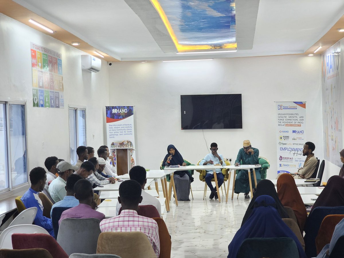 HanoLibrary's tweet photo. Maktabadda Dadwaynaha ee hano waxa si guul leh uga qabsoomay gorfeynta bugaagta kala ah " Xilkas " iyo " Hogaamiye isbadal horseeda " kaas oo ay soo jeediyeen xubno katirsan naadiga akhriska iyo Qoraalka ee " Garaadkobac" .
#hanocommunitylibrary https://t.co/u8eZtqppqI