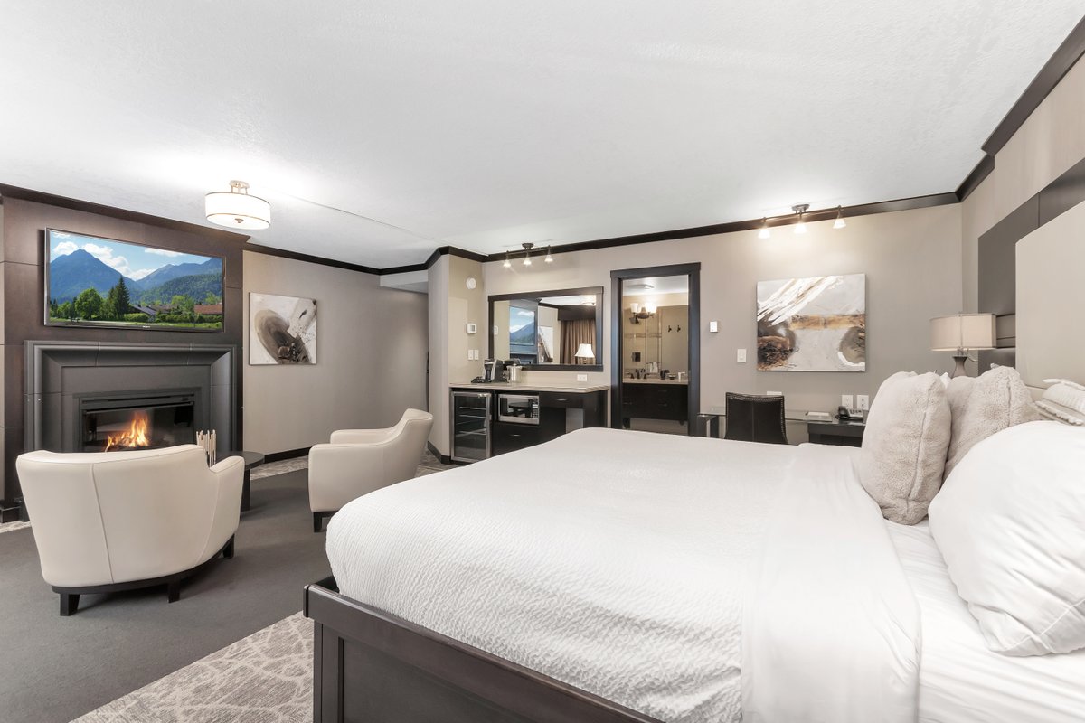 Is it just us or as temperatures are dropping, our rooms are looking cozier and cozier… almost like they're calling to you..."come stay with ussss....order room service and cocoon for 24 hours straaaaight". 🛏️🥞🔥 

No? Just us?