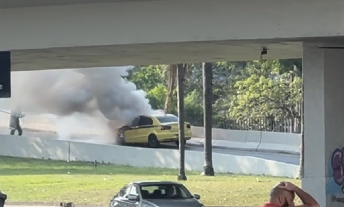 16:00 Bombeiros combatendo fogo em táxi na rampa de descida do Elevado Paulo de Frontin sentido Praça da Bandeira <a href="/OperacoesRio/">Centro de Operações Rio</a> <a href="/g1rio/">g1 Rio</a>