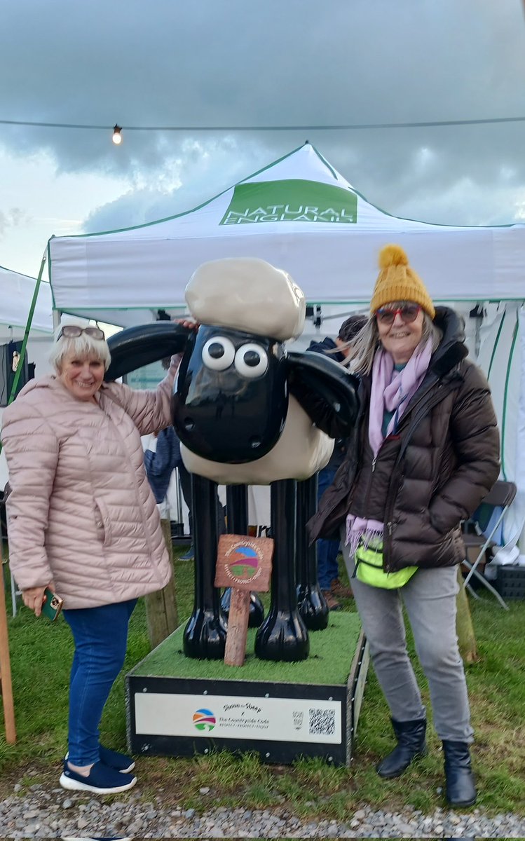 Look who we met at @WalkChalkSussex yesterday. One more day to experience this great event. Bumped into other @Lewes_Lib_Dems councillors as well .