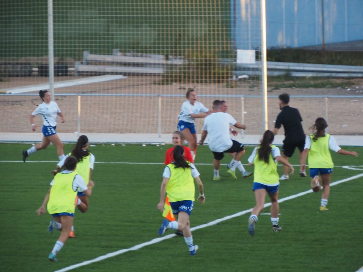 ZaragozaCFF's tweet photo. 🔵⚽️⚪ Filial
3'RFEF
  Zaragoza CFF B 1-1 @ue_cornella
 
Celebración del gol, anotado por Sara Fernández.

👉Las de Roldan vuelven a sumar en un partido donde las nuestras merecieron más.

Seguimos😉

#ZaragozaFemenino 
#ZaragozaCFF💙 https://t.co/Xjw2E9ZjGR