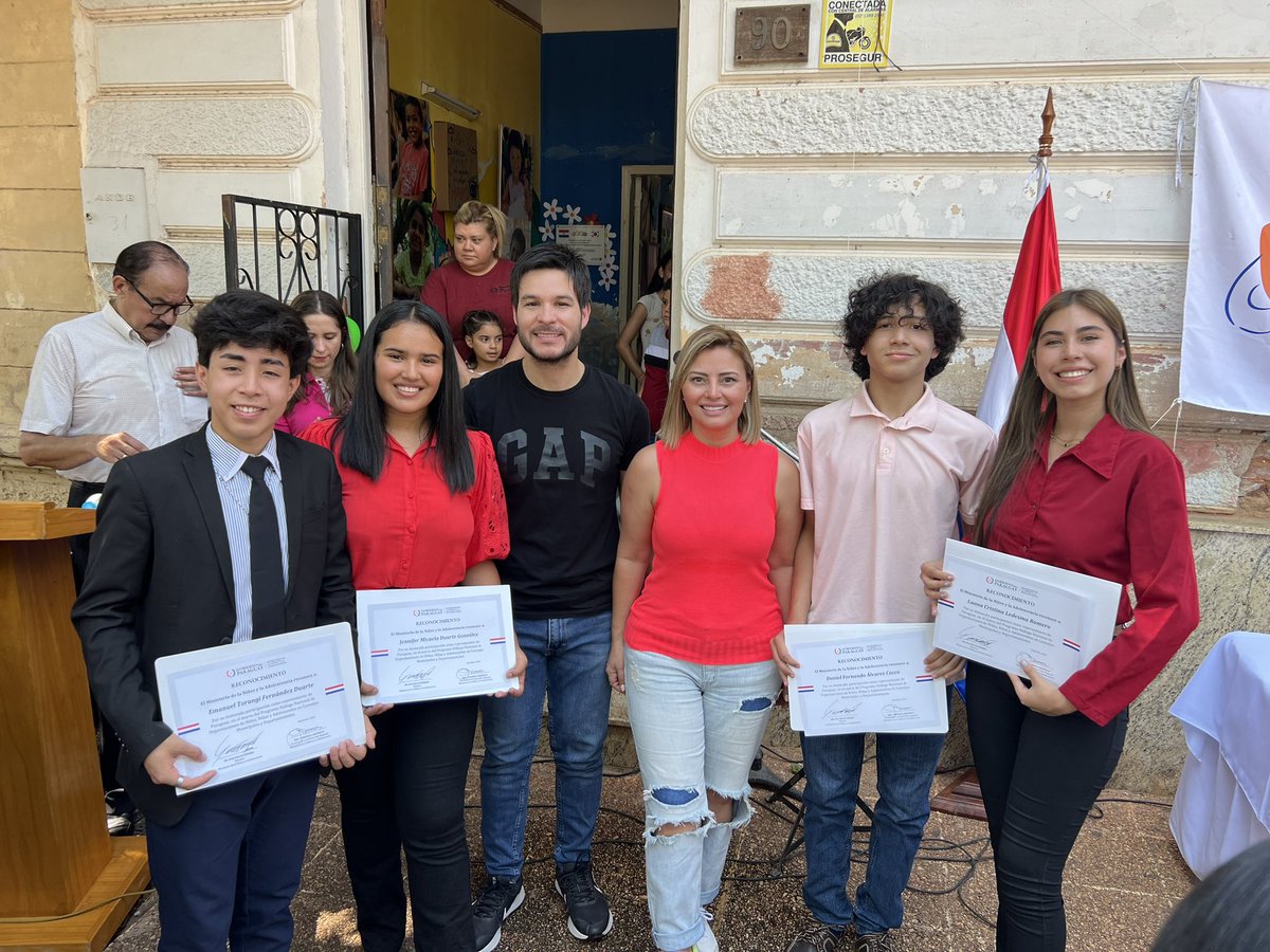 WalterGCpy's tweet photo. ¡Día lleno de inspiración en la Unidad de Atención del programa Abrazo en Luque! Dialogamos con niños, niñas y adolescentes, escuchamos sus propuestas y preocupaciones. Juntos estamos comprometidos a trabajar por el bienestar de la niñez y adolescencia. #GobiernoDelParaguay 🇵🇾 https://t.co/dHSlIeUXfg