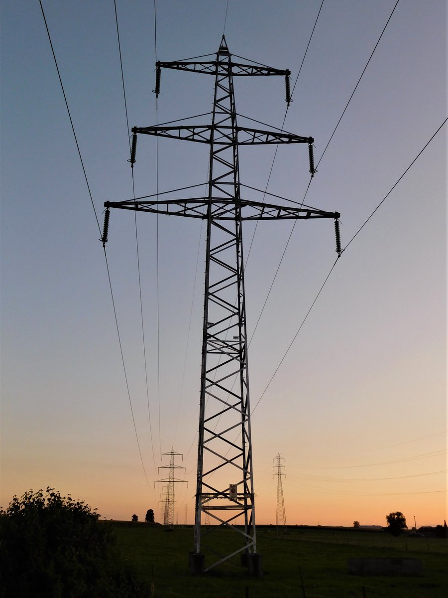 G7KVE's tweet photo. 🌇 This evening's sunset in Visé.
🐄 Whatever the plant is that grows under the bases of these towers, the cows like to munch on it.
#鉄塔 #hydrotower #pylôneélectrique #torreeléctrica #pylongram https://t.co/gr36z1klp3