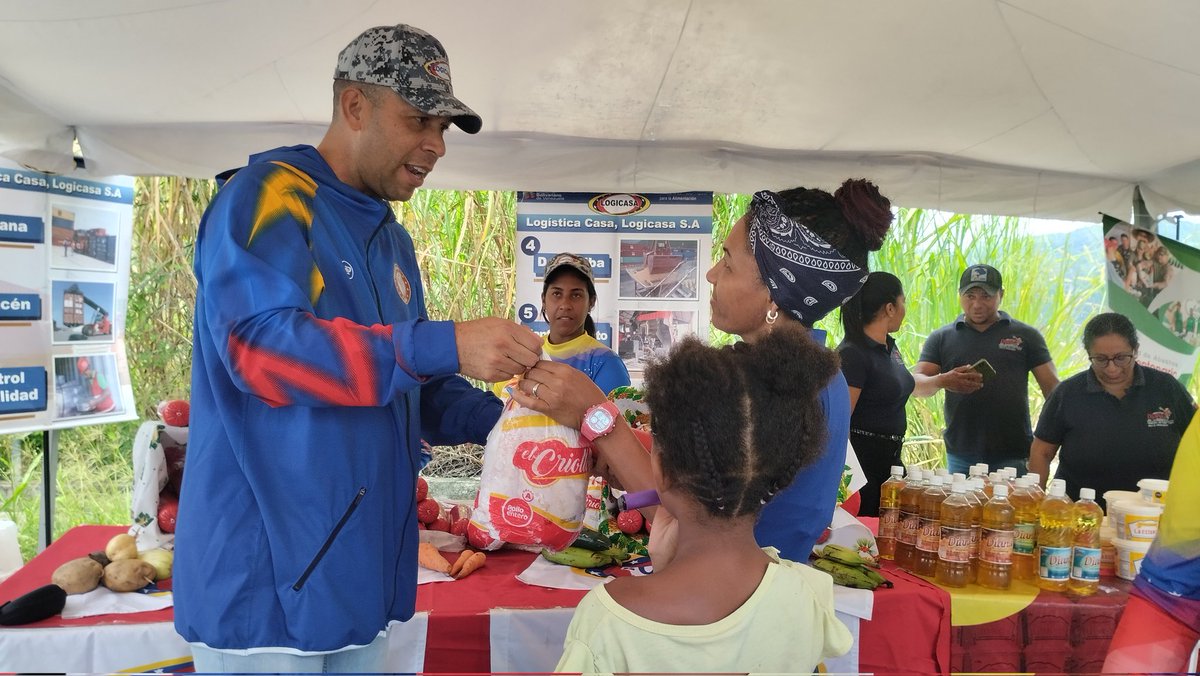 #23Sep || Presidente de <a href="/LogicasaOficial/">LOGICASA OFICIAL</a>, GD <a href="/Pfrojasmartinez/">G/D (Ej) Félix Rojas Martínez</a>, presente en la #FeriaDelCampoSoberano desplegada en el Urbanismo El Morro, Eje Sur de Petare, Edo Miranda, donde se atendieron a más 500 familias con el expendio de #proteína.
#GarantíaDePaz