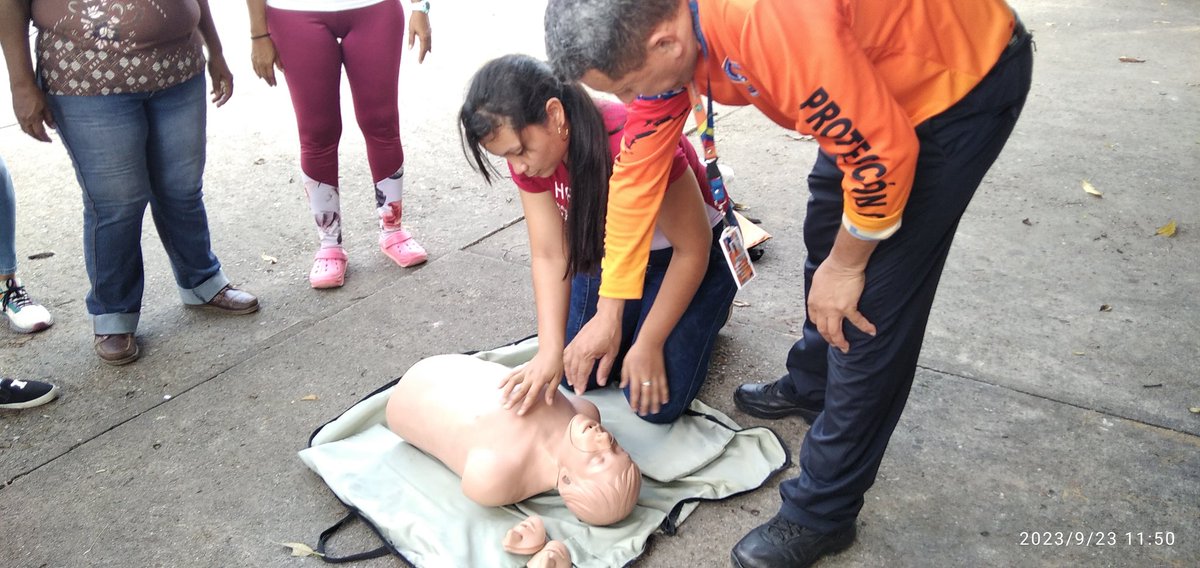 dorisfarias7's tweet photo. #23sep. Continúa , 2do taller de 1ero. Auxilió. #Recibido en Reg.Estada salud,a los comités de salud, instructor Arturo Lugo #Proteccion salud en rescate. 
#Barinas 
@NicolasMaduro 
@MagaGutierrezV https://t.co/dcZpQyaB0C