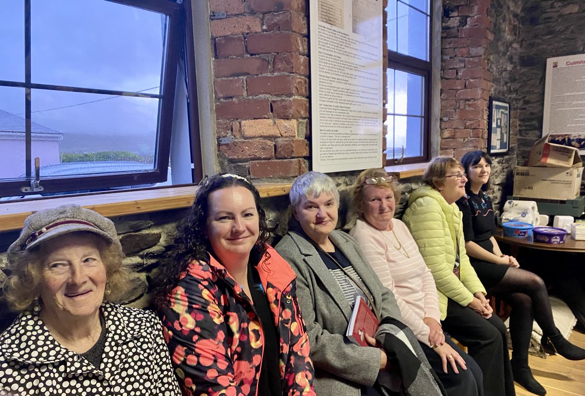 Mná an Choimín ag seoladh ⁦@SlaineNain⁩ anocht. Tigh lán go doras. ⁦<a href="/OidhreachtCD/">Oidhreacht Chorca Dhuibhne</a>⁩