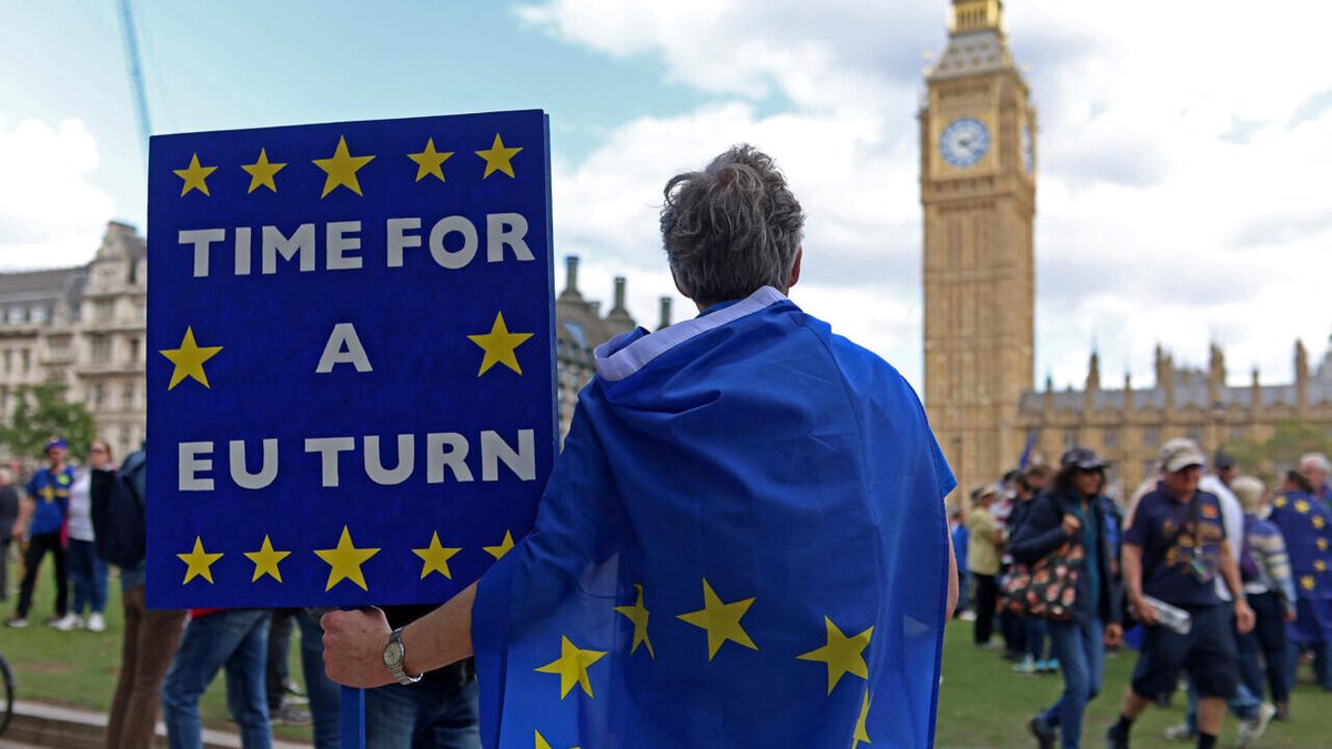 FRANCE24's tweet photo. Pro-EU supporters march for Britain to rejoin the European Union
โก๏ธ https://t.co/EIMDD9vsXm https://t.co/BDNEOiw4Dx