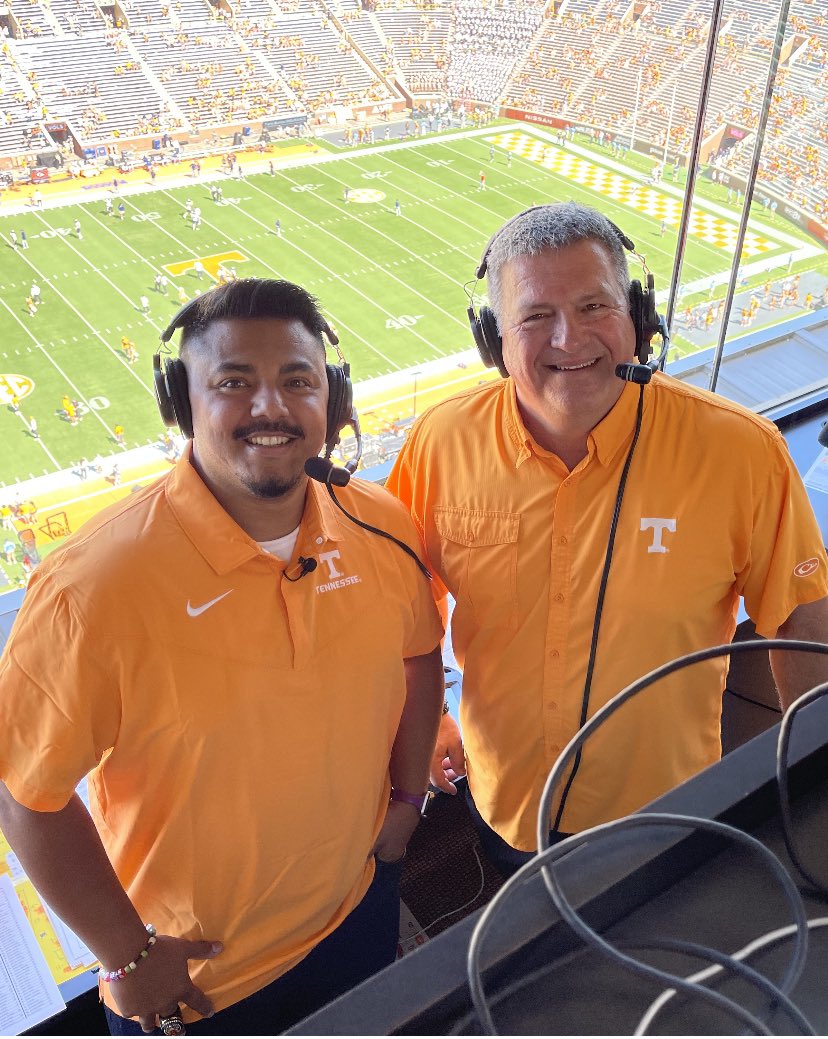 CarlosOnTheGo12's tweet photo. For the first time EVER in @Vol_Football history. 🇻🇪🇨🇴Venezuela and Colombia representing. First Spanish-Broadcast for @Vol_Sports 

As always,

🍊🍊#VamosVols🍊🍊 

@SECNetwork @espn @ESPNDeportes @DondePlowman @AD_DannyWhite @briancrice @VolNetwork @TheOrangeBloods https://t.co/mUtoktDRhD