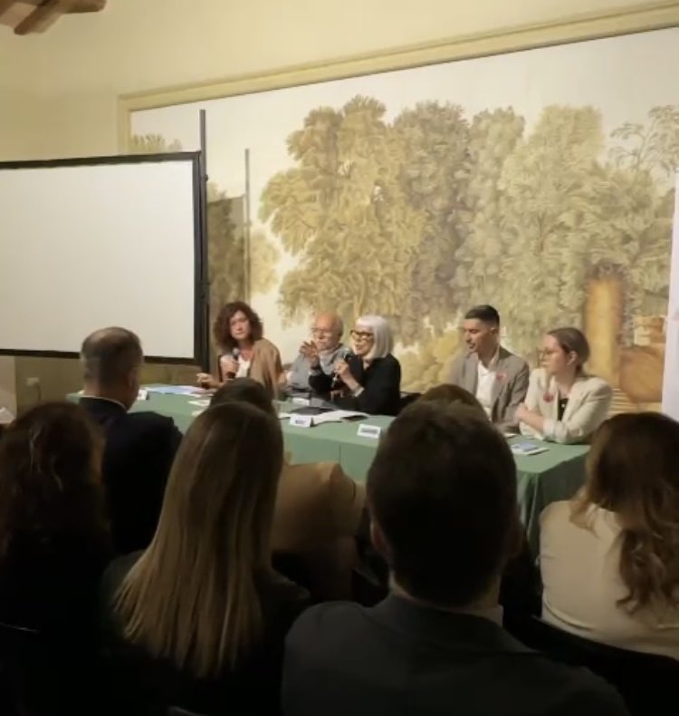 .<a href="/lellamazzoli/">lellamazzoli</a>: “La maggior parte degli italiani è sicura di riconoscere le fake news. Eppure, di recente, ho partecipato a un dibattito con due dei più importanti giornalisti che fanno i cacciatori di notizie false e anche loro fanno fatica a distinguere fake e verità" #fgcult23