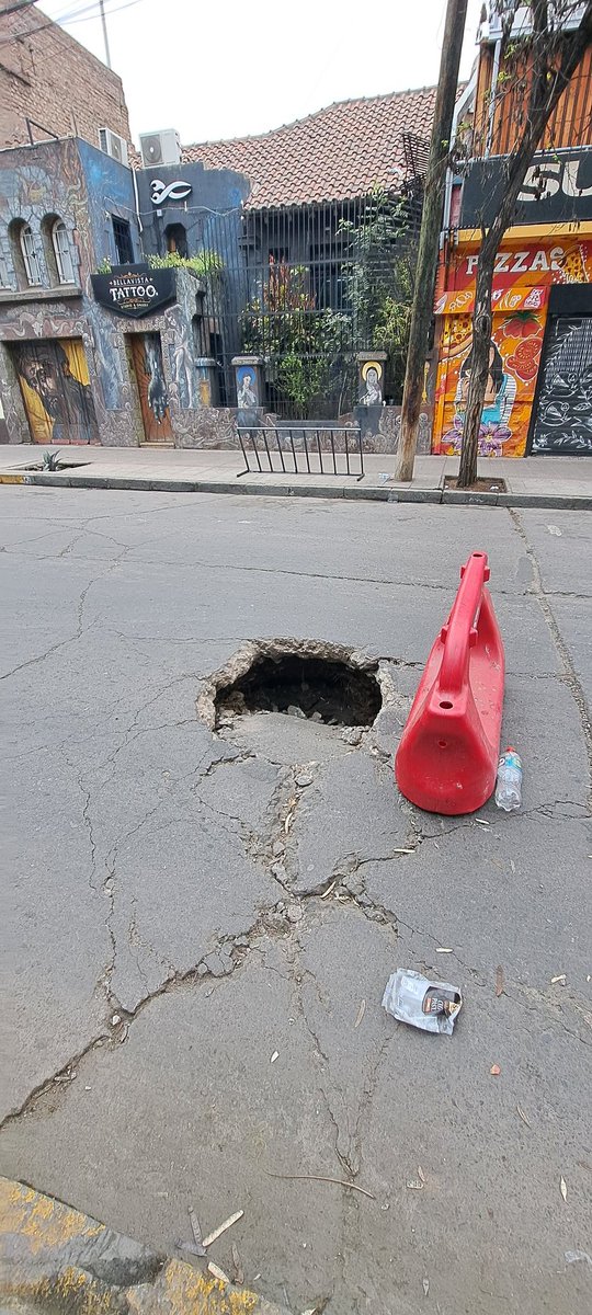 Rubins77's tweet photo. "Excelente" gestión del @mop_chile junto a @munirecoleta ..  las calles listas para un accidente grave A. Lopez de Bello con Bombero Nuñez  @ElMercurio_cl @meganoticiascl https://t.co/cymuOFPrRK