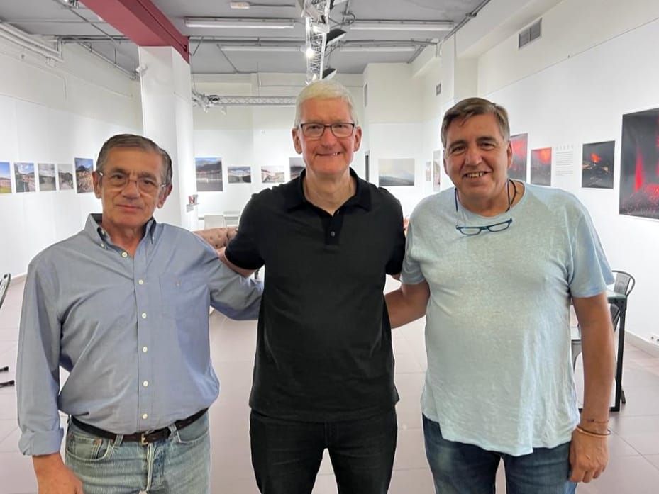 efti_fotografia's tweet photo. ¡¡SÍÍÍ! #TimCook el CEO de @apple ha estado en EFTI!!
Ha podido ver trabajar a nuestros #alumnosefti en una sesión de fotografía de moda con un iPhone y conocer sus trabajos fotográficos y cinematográficos
🤩¡¡TODO UN SUEÑO!!
🙌¡GRACIAS!🙌
▶️https://t.co/1UrX5ybhd6
#timcookceo https://t.co/qWiNL7wNZp