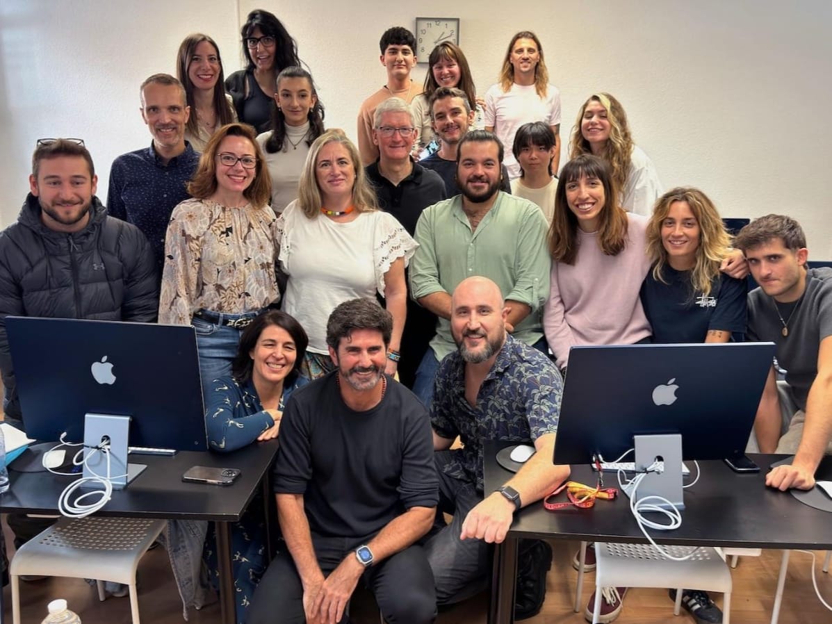 efti_fotografia's tweet photo. ¡¡SÍÍÍ! #TimCook el CEO de @apple ha estado en EFTI!!
Ha podido ver trabajar a nuestros #alumnosefti en una sesión de fotografía de moda con un iPhone y conocer sus trabajos fotográficos y cinematográficos
🤩¡¡TODO UN SUEÑO!!
🙌¡GRACIAS!🙌
▶️https://t.co/1UrX5ybhd6
#timcookceo https://t.co/qWiNL7wNZp