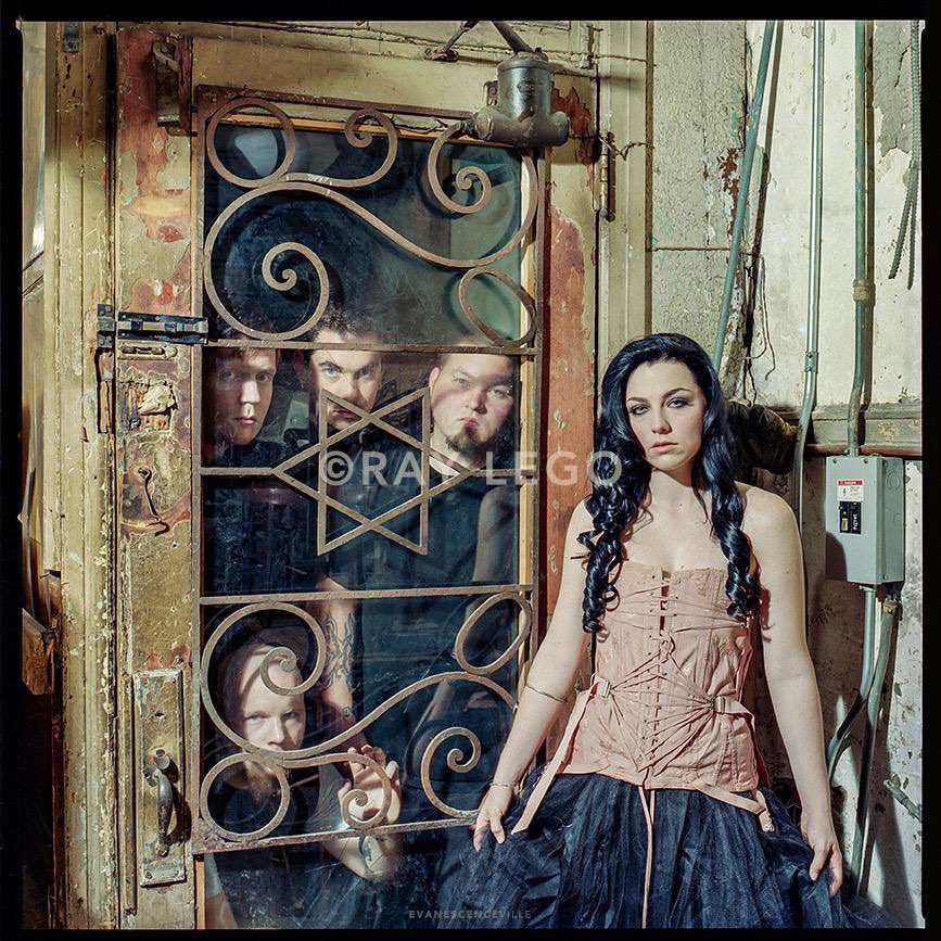 kyIemeatsix's tweet photo. This never before seen photo of Evanescence 😍😍 #20yearsoffallen https://t.co/QuyvMTIQfI