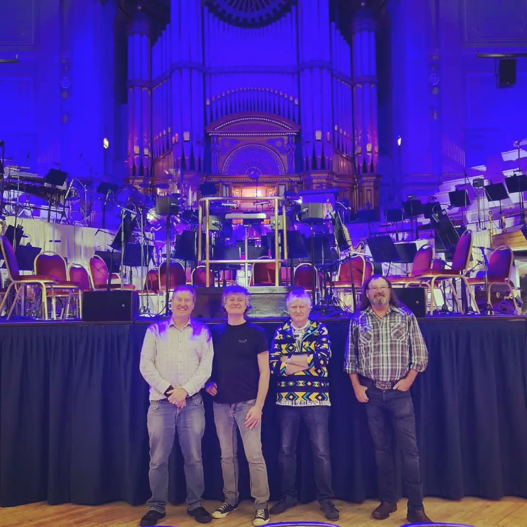 KirkleesTownHls's tweet photo. THE Barclay James Harvest @jlbjh, THE @SlaithwaitePhil and a full house at Huddersfield Town Hall!! Wonderful 👏
🎤🎸🎷🎺🎼🎶🥁 https://t.co/XmXQCcvhYU