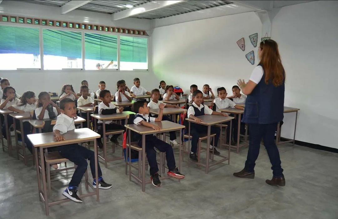 MirandaGob's tweet photo. Inició en Miranda plan para restaurar mobiliario educativo #ElFuturoEsAhora #Miranda #23Sep https://t.co/jDzaZ43FVk https://t.co/IZiDiiOps1
