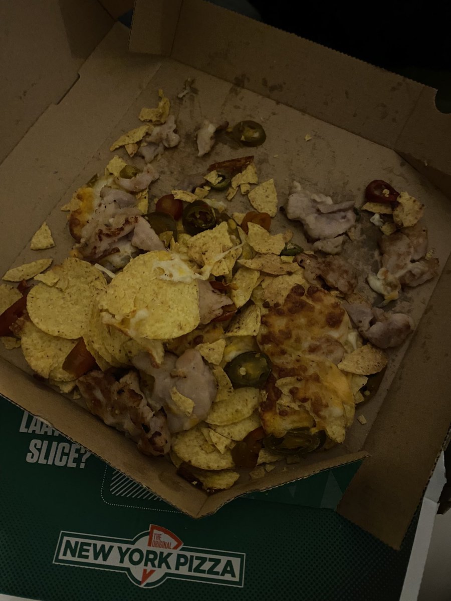 JeremiaJones's tweet photo. @new_york_pizza waar kan ik een klacht indienen mbt een bestelling? Zojuist 10 euro uitgegeven aan iets wat zo is aangekomen waarvan ook nog de helft van de ingrediënten niet in zit. https://t.co/XERLs9IYw5