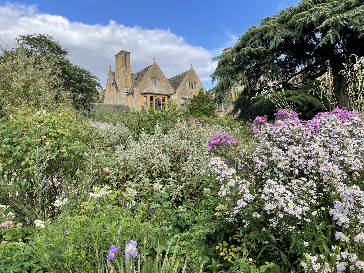 andrewwbowie's tweet photo. A perfect autumn day in the Cotswolds today. Lunch in Stow-on-the-Wold followed by an afternoon visit to the National Trust’s Hidcote Manir Gardens. https://t.co/O1xd1WgBjv