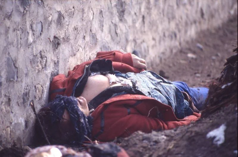 AzeriTimes's tweet photo. @ibrahimkaragul ⚠️WARNING 18+
Russian Journalist Victoria Ivleva entered #Khojali a day after the invasion and was able to capture on camera the horrors of Armenian brutality against local Azerbaijanis. Women and children were massacred in the streets and their bodies were desecrated. https://t.co/AZLOyba4Qg