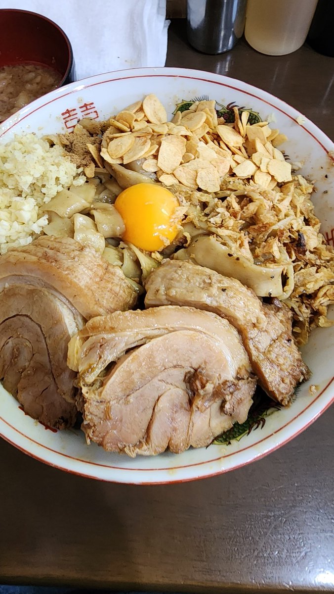 シンオーションめっちゃ悩みましたが、自家製麺まさきさんへ

汁なし 平麺変更 大盛り FG 野菜抜き
油マヨ火の粉別

初平麺🙌

ワシワシ麺とタレの絡み方が全然違うしモチモチ感と麺の風味がまた美味

豚もホロホロで最高

豚魚でも食べたかったー(￣^￣゜)
ご馳走様でした´๑・ڡ・๑｀