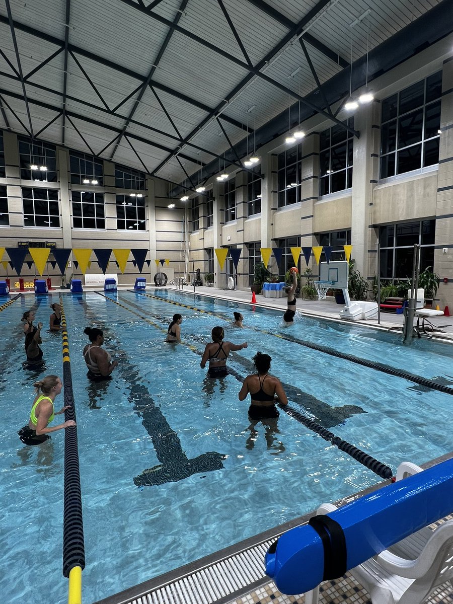 StMUwbb's tweet image. Had to finish up a tough week with some pool basketball! 🏊‍♀️🤽‍♀️ #stmuwbb #fangsout