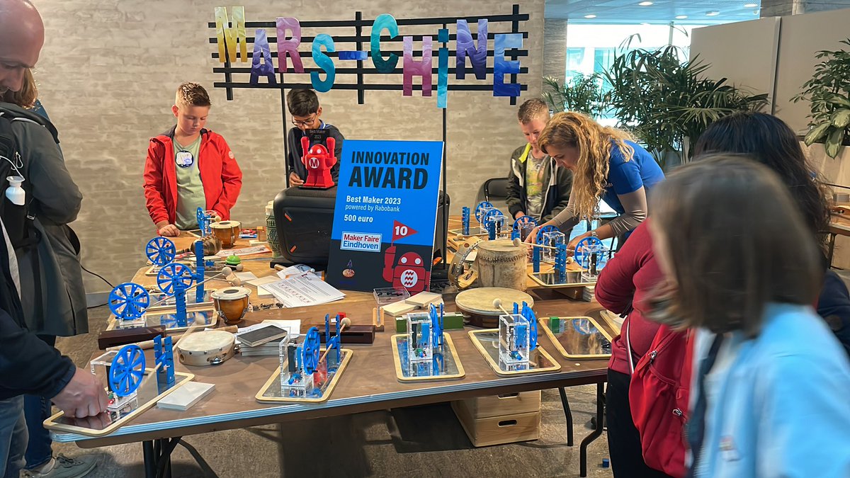 #bestmaker award op #eindhovenmakerfaire gewonnen. Heel vet kan natuurlijk niet zonder <a href="/paarsgeenblauw/">Maurits Brock</a> @Dubbeljoe en kimduitsman #meermuziekindeklas