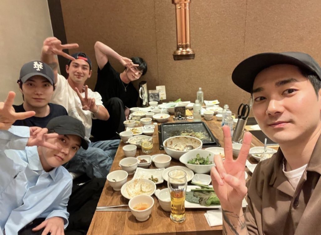 머시됐든 항상 맛있는 거 많이 먹고, 건강하고, 행복하고, 사랑 많이 받고, 하는 일 다 잘 되고 마지막으로 사이 좋게 지내라 뉴이서터 친구들아