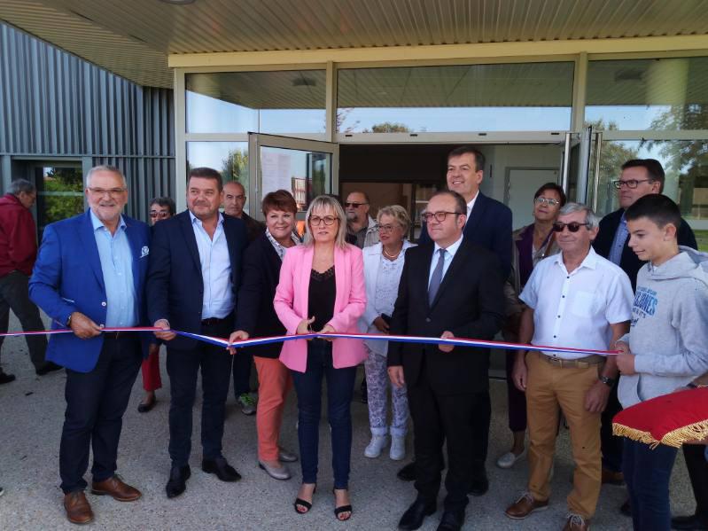 Prefet86's tweet photo. 🌿#Soutenir & #dynamiser nos zones rurales
✂️Christophe Pécate, sous-préfet de #Châtellerault, s'est rendu aux Trois-Moutiers pour inaugurer les travaux réalisés
👉gymnase, résidence jeunes travailleurs, parcours santé, sécurisation routière
🤝Subvention de l'état : 600 000€ https://t.co/oA3Gy2IiNu