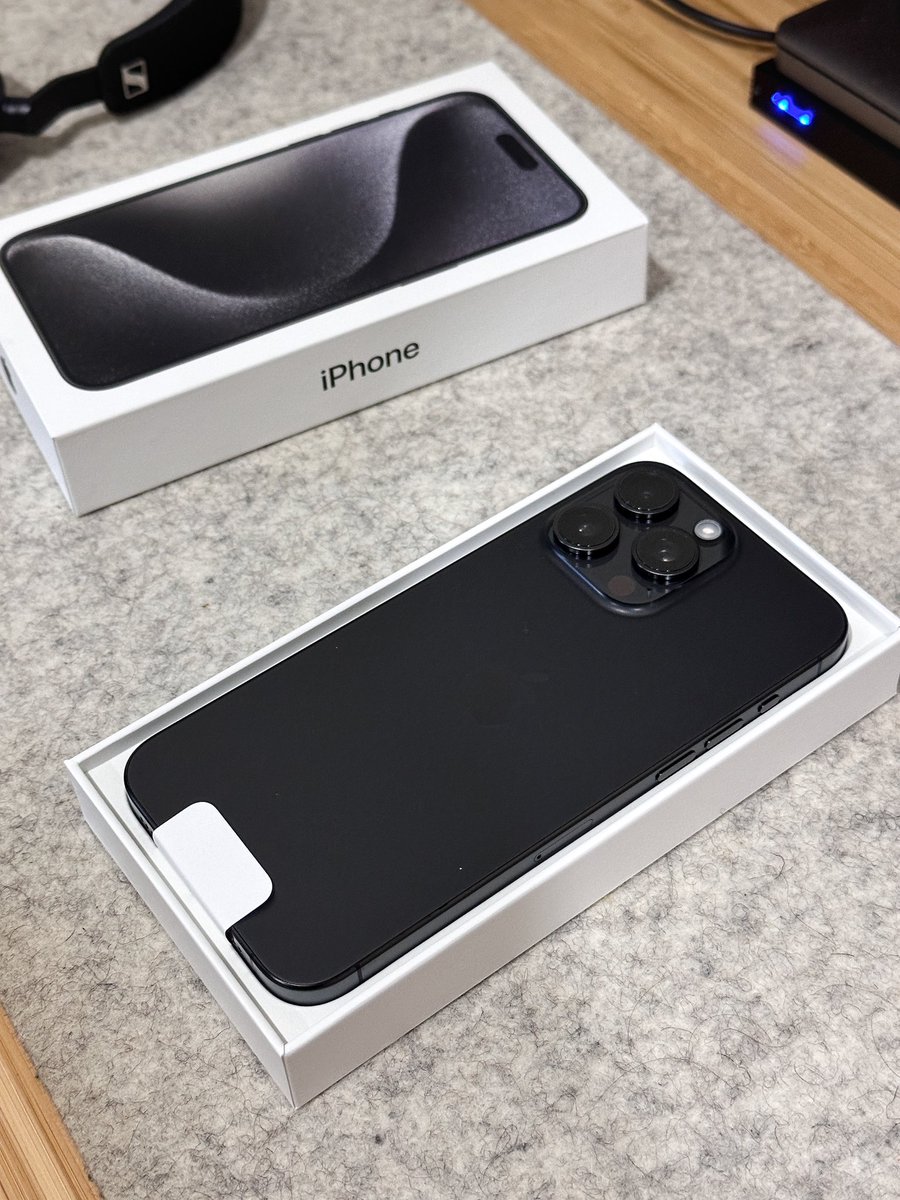 miguelsolansdev's tweet photo. Happy Unboxing day! @Apple got my iPhone 15 Pro Max in black ✌🏽 https://t.co/I6DafBofhB